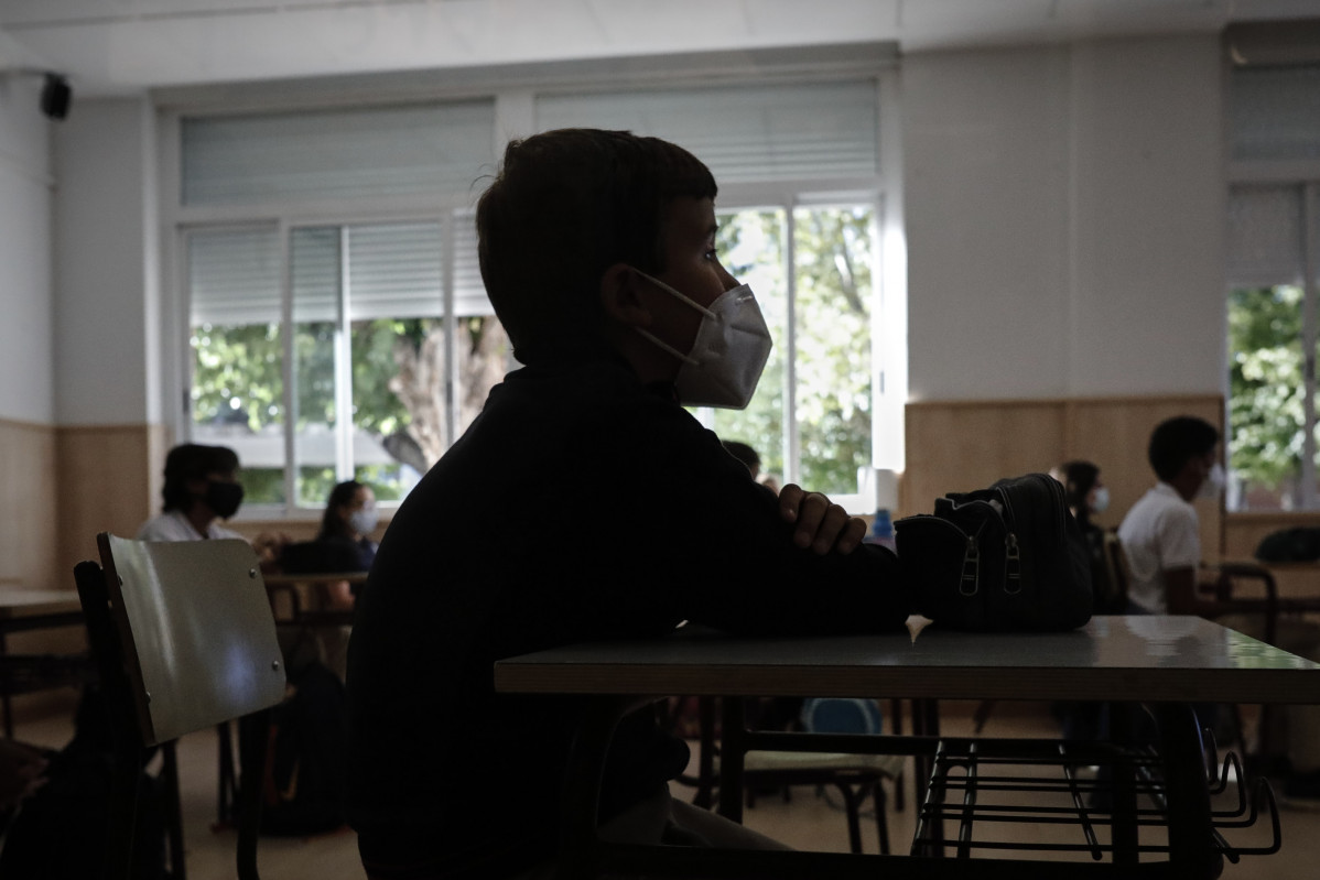 Archivo - Un niño con mascarilla en un aula de un colegio de Madrid en el primer día del curso escolar 2020-2021