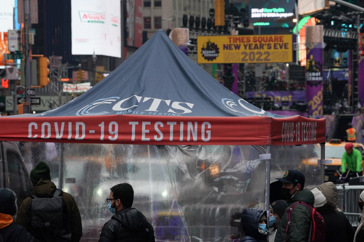 EuropaPress 4169604 30 december 2021 us new york people wait on line to get coronavirus