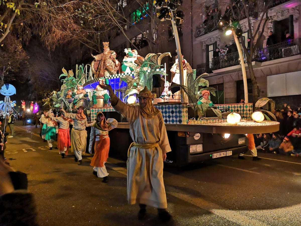 El Rei Melcior desfila amb la seva carrossa durant la Cavalcada de Barcelona