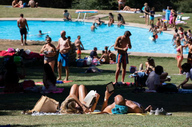 EuropaPress 3891697 varias personas disfrutan dia ocio piscinas berceas 21 agosto 2021