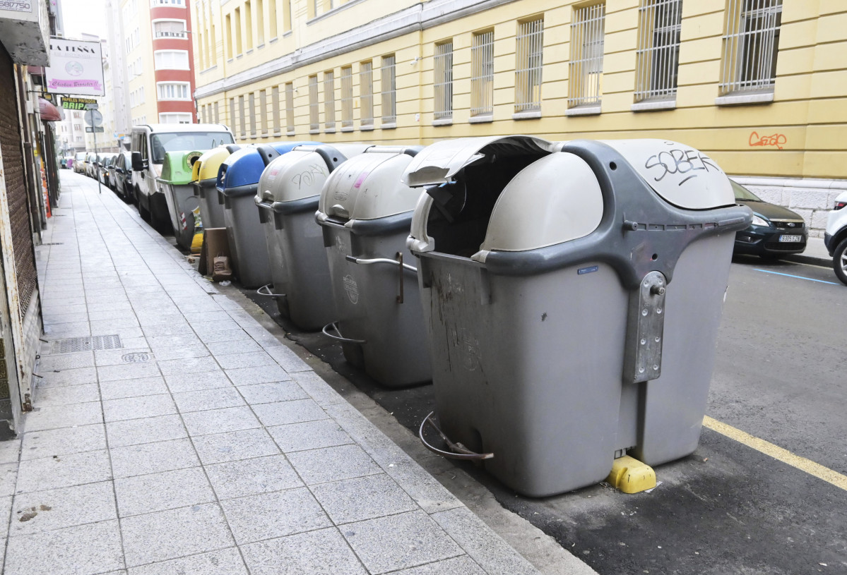 Varios contenedores con basura, a 25 de noviembre de 2021, en Santander, Cantabria (España). La Guardia Civil ha recuperado la maquinaria del servicio de basuras en las instalaciones de Ascan, despu