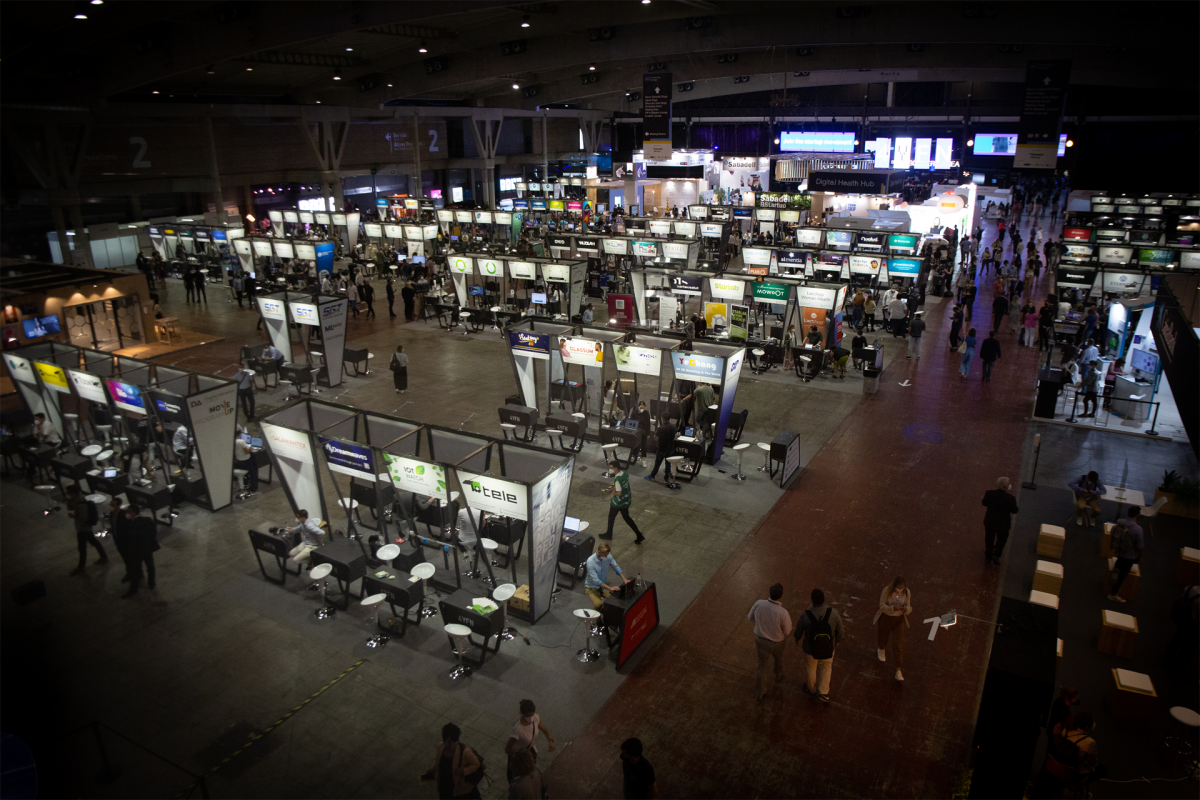 Archivo - Asistentes sentados en las instalaciones de la segunda jornada de la XIV edición del Mobile World Congress (MWC 2021) en el recinto Gran Via de Fira de Barcelona, a 29 de junio de 2021, en 