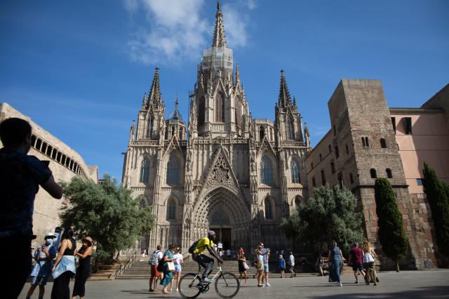 Els Mossos investiguen unes pintades a favor de l'exèrcit rus a la Catedral de Barcelona