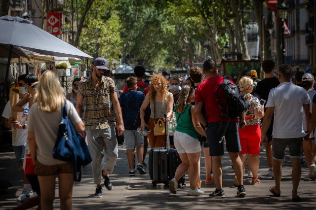 EuropaPress 3873470 varias personas caminan ramblas agosto 2021 barcelona cataluna espana