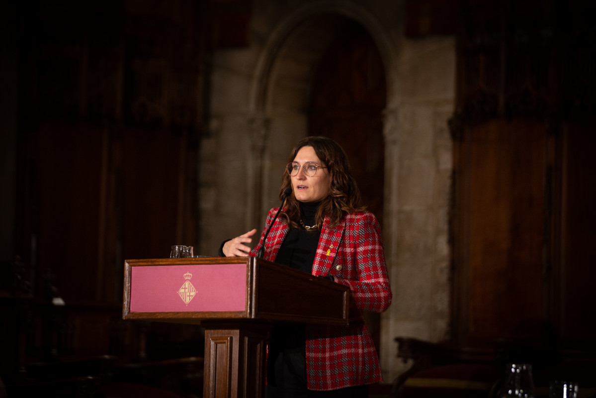 La consellera de Presidencia de la Generalitat, Laura Vilagrà, interviene en el acto de constitución del Consell de Governs Locals en el Ayuntamiento de Barcelona. ARCHIVO.