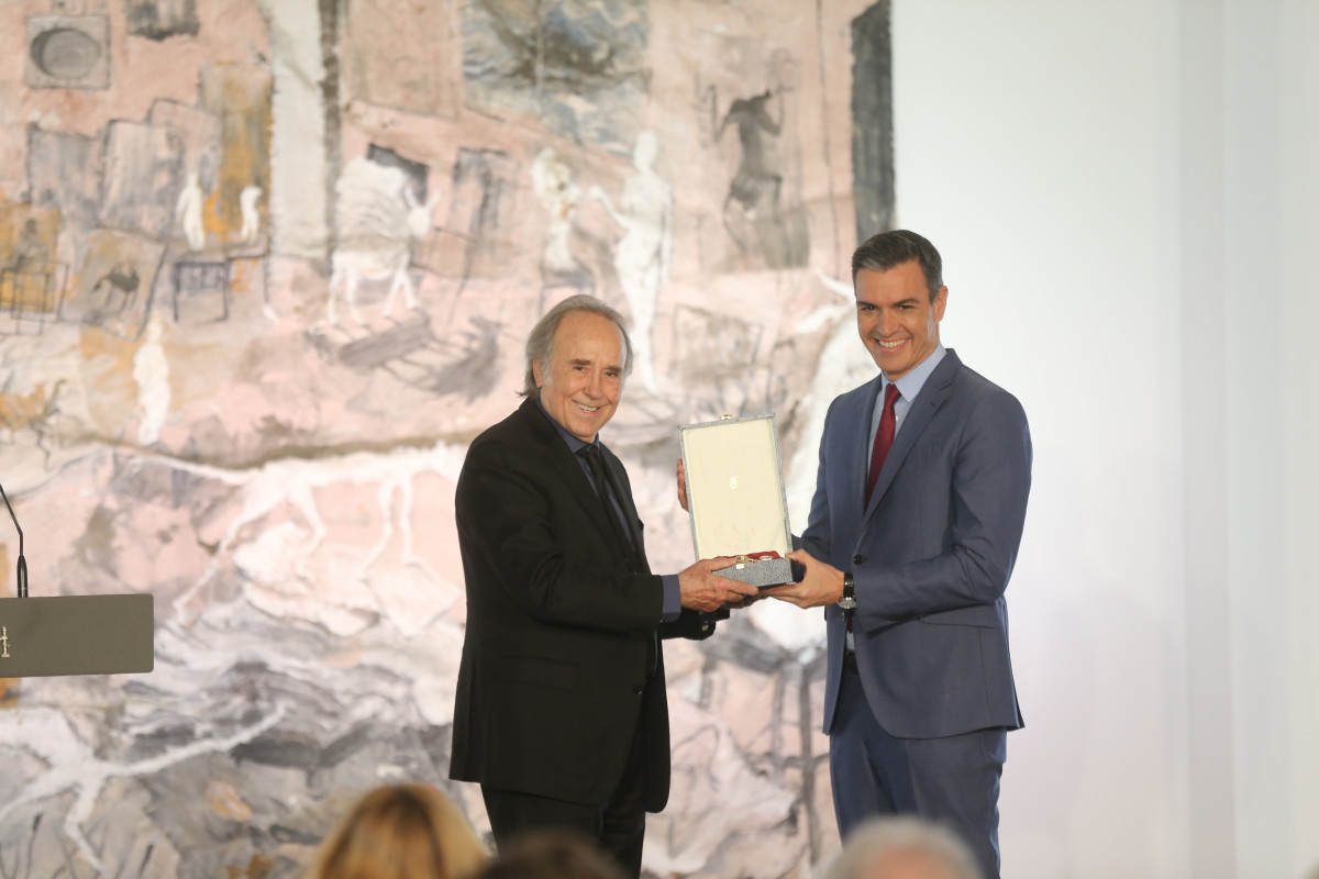 EuropaPress 4267020 cantante joan manuel serrat recibe gran cruz orden civil alfonso sabio