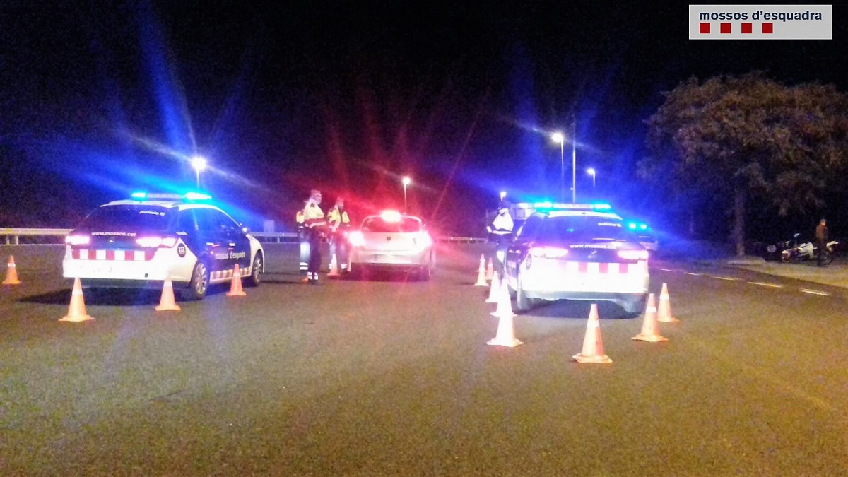 Archivo - Control policial dels Mossos d'Esquadra durant el Carnaval de Sitges en una imatge d'arxiu