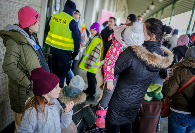 EuropaPress 4285595 02 march 2022 poland przemysl women wait with their children in the waiting
