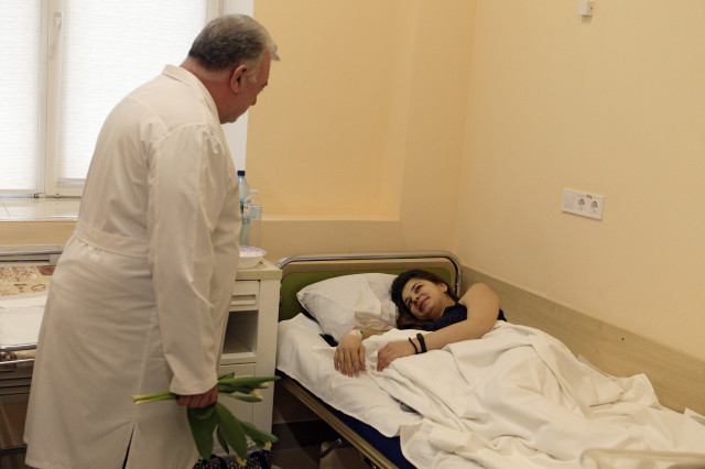 EuropaPress 4301694 08 march 2022 ukraine kiev doctor holds bouquet of tulips as he visits