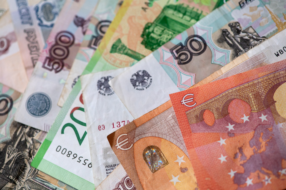 EuropaPress 4300625 28 february 2022 bavaria munich russian ruble banknotes and euro bills can