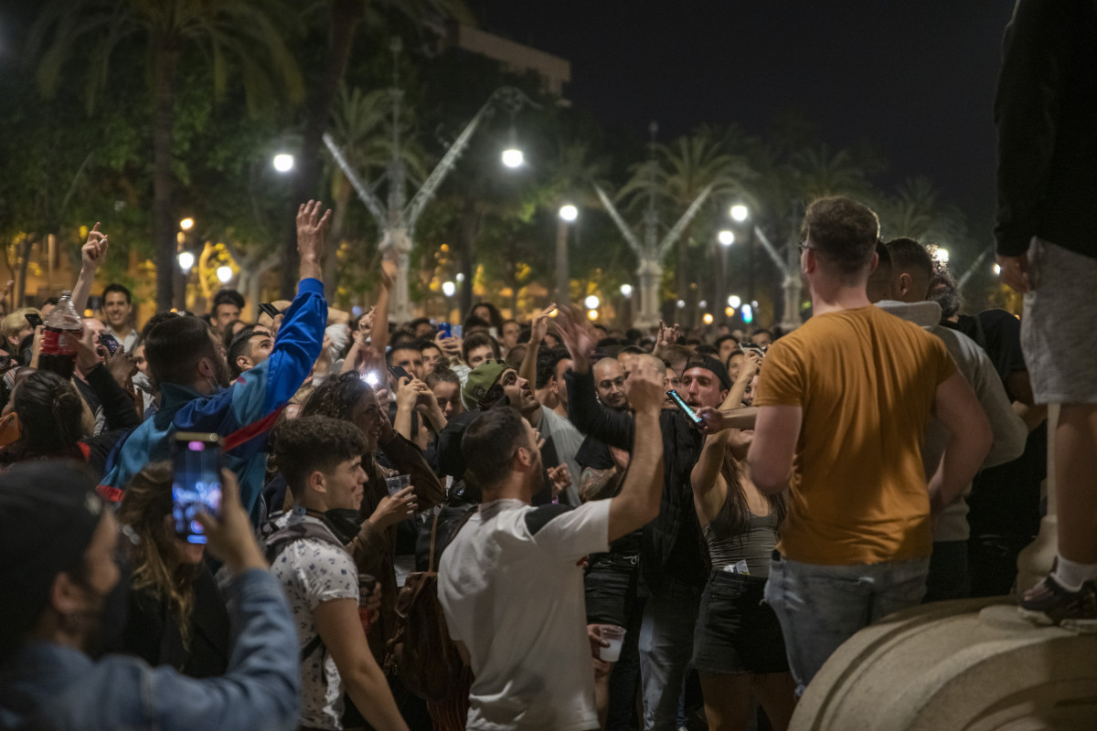 EuropaPress 3697405 varios jovenes reunidos ambiente festivo calle barcelona primera noche
