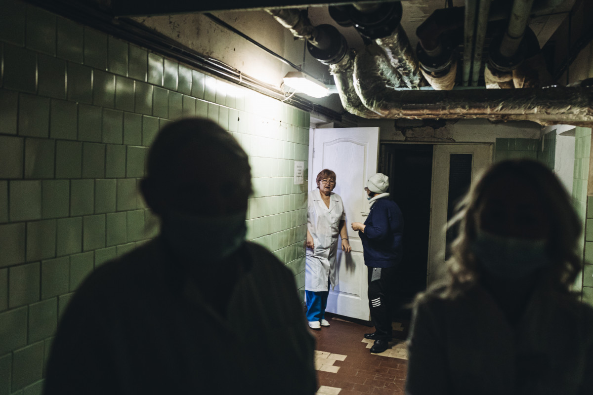Cuatro enfermeras en el sótano del hospital de Okhmatdyt, a 28 de febrero de 2022, en Kiev (Ucrania).