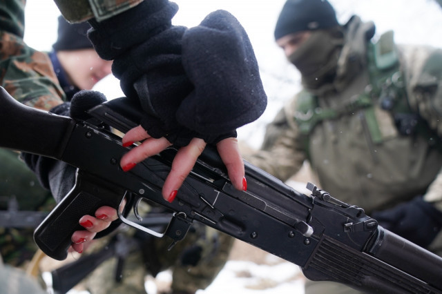 EuropaPress 4253342 female trainee soldier wearing red nail polish from the civilian volunteer