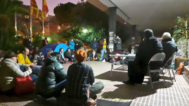 Un grup de manifestants acampa davant de la Conselleria d'Educació