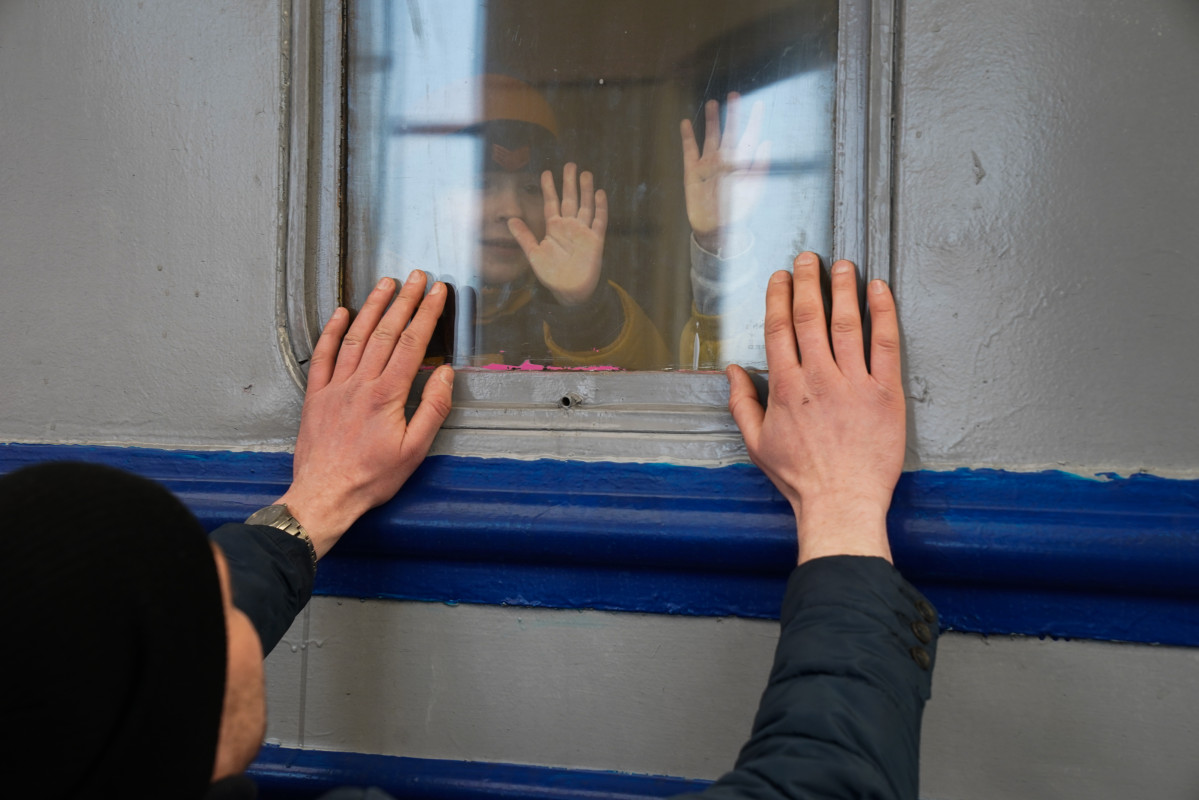 EuropaPress 4314459 14 march 2022 ukraine lviv father waves to his wife and children as they