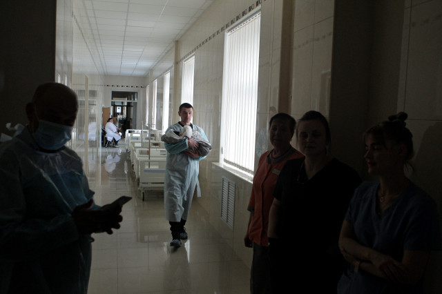 EuropaPress 4301696 08 march 2022 ukraine kiev man carries newborn baby down the corridor of