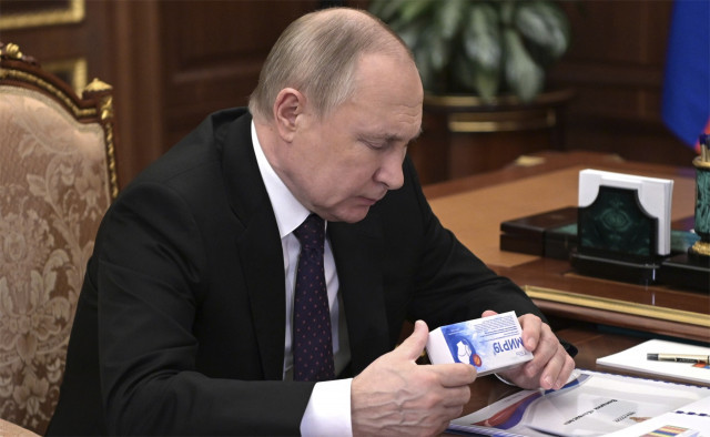 EuropaPress 4317221 15 march 2022 russia moscow russian president vladimir putin examines box