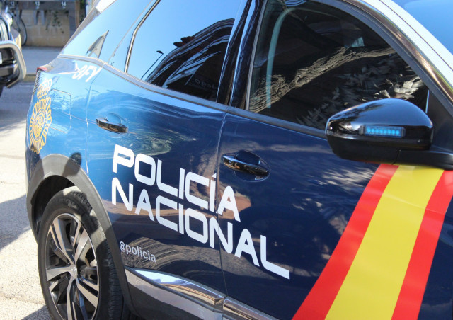 Detingut per agredir amb una barra de ferro, atropellar i robar dues dones