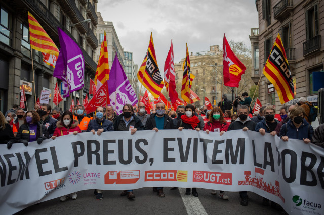 EuropaPress 4337572 1000 personas manifiestan barcelona contra subida precios energia 1