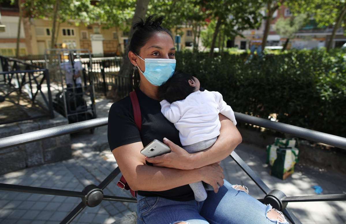 EuropaPress 3172267 lucia mujer bebe brazos acude puertas parroquia santa maria micaela recibir
