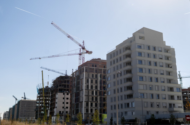 EuropaPress 4037828 gruas zona construccion edificios 27 octubre 2021 madrid espana sector