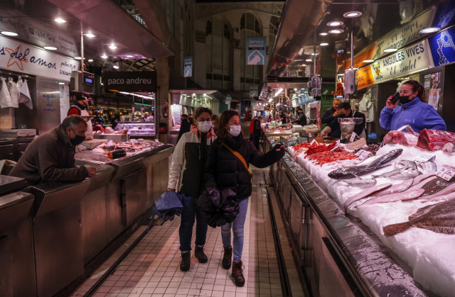EuropaPress 4338456 dos personas pasan puesto pescado mercado central valencia 24 marzo 2022