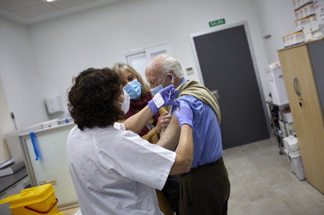 EuropaPress 3580536 octogenario vacunado primera dosis vacuna pfizer centro salud andres
