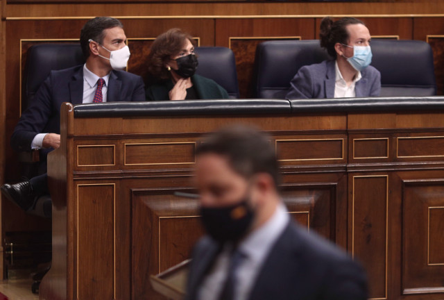 EuropaPress 3388589 presidente vox santiago abascal pasa delante i d presidente gobierno pedro