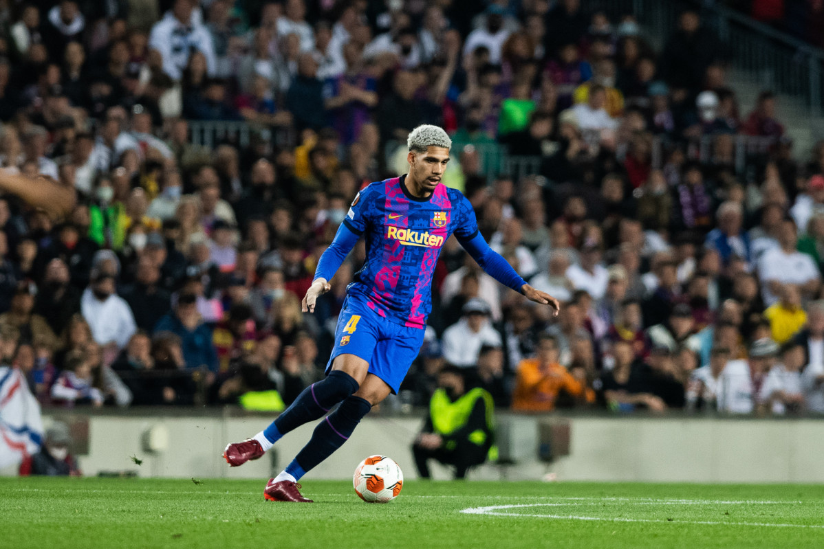 EuropaPress 4383226 ronald araujo of fc barcelona in action during the europa league football