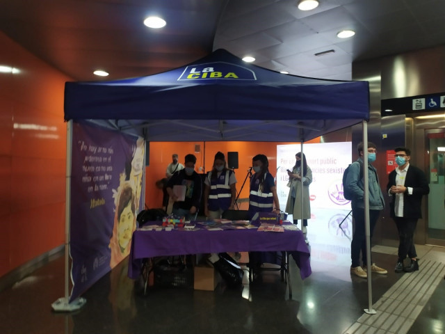 TMB incorpora 'agents violetes' a 7 estacions de Metro de Santa Coloma de Gramenet