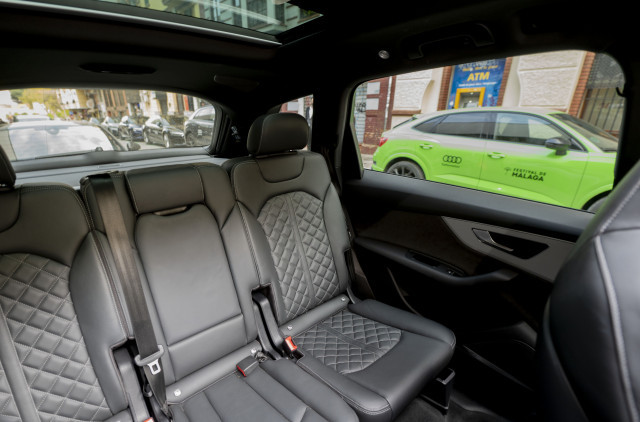 EuropaPress 4328432 interior coche oficial antes recogida invitados alfombra roja 25 festival