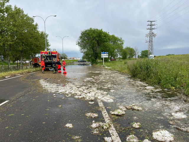 EuropaPress 4423008 bomberos comunidad madrid intervienen leganes acumulacion agua granizo via