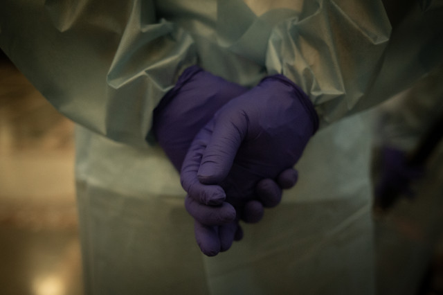 EuropaPress 3426294 guantes trabajadora sanitaria antes comenzar realizar tests rapido