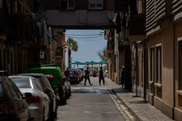 EuropaPress 3167674 varias personas caminan calle segundo dia fase barcelona permiten reuniones