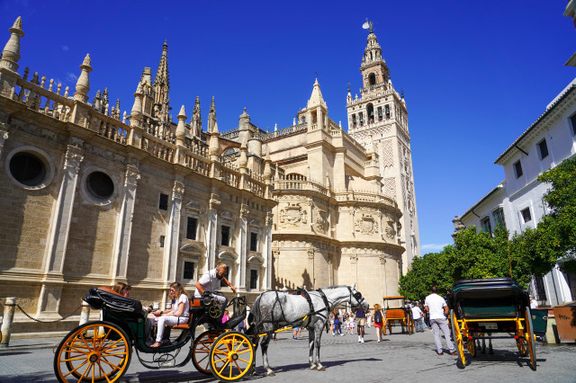 EuropaPress 4410877 gran cantidad turistas entorno catedral sevilla puente pilar 11 octubre