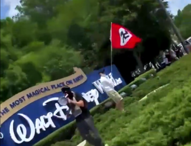 VÍDEO: Banderes nazis onegen davant l'entrada de Disney World