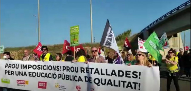 300 manifestants tallen la A-7 primer, després la A-27 i la T-11 a Tarragona