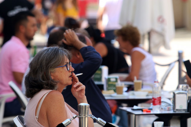 EuropaPress 3274863 personas fumando terrazas vias publicas dia decretado prohibicion fumar