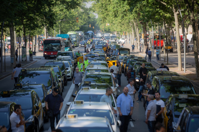 EuropaPress 4456454 taxistas protestando gran via barcelona miercoles 18 mayo 2022 barcelona