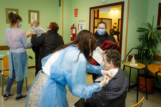 EuropaPress 3590191 vacunacion contrar covid 19 mujer centro personas mayores san jose zaragoza