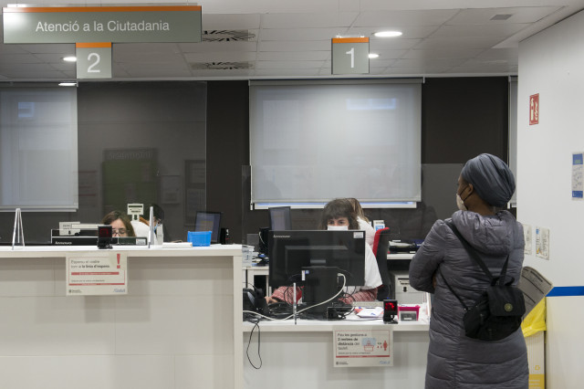 EuropaPress 3377841 paciente espera ser atendida recepcion cap masdevall dia comienza campana
