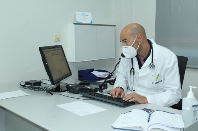 EuropaPress 3246944 medico juan gonzalez soler atiende consulta modo telematico