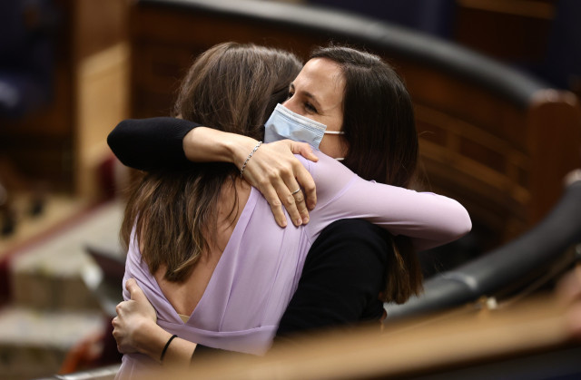 EuropaPress 4477499 ministra igualdad irene montero abraza ministra derechos sociales agenda