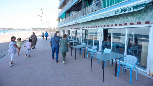 Unes obres amb retard provoquen el tancament de terrasses a peu de platja a La Pineda