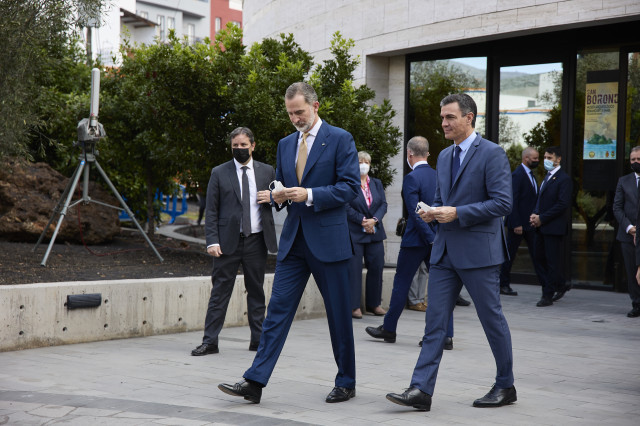 EuropaPress 4311220 presidente gobierno pedro sanchez acompana rey espana felipe vi saluda
