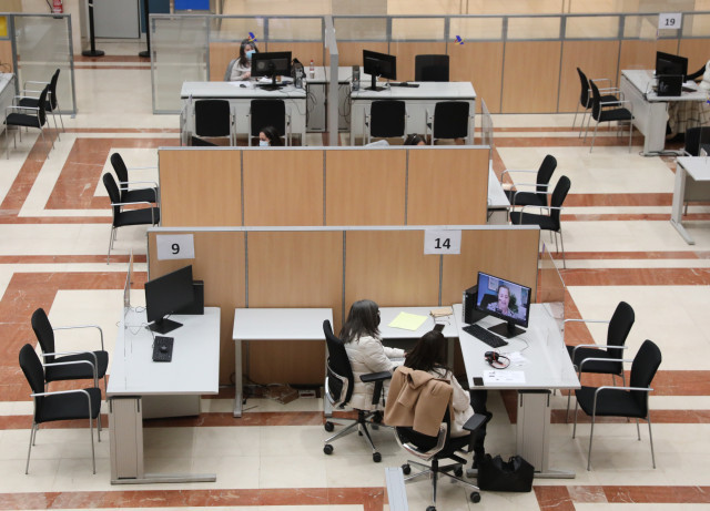 EuropaPress 4363528 varias empleadas trabajan oficina agencia tributaria dia antes comienzo