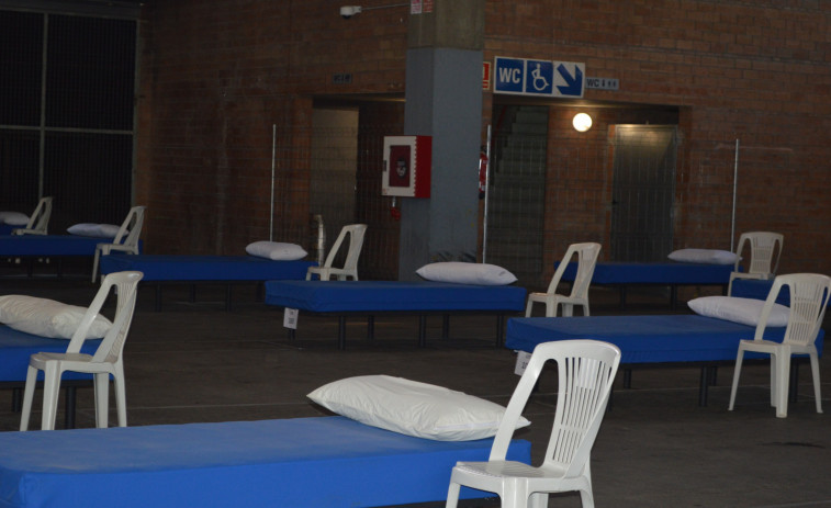 31 persones dormen al pavelló d'acollida de Lleida per la campanya de la fruita