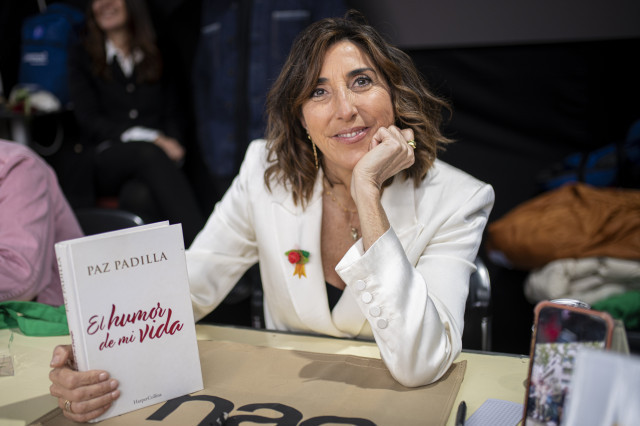 EuropaPress 4400968 presentadora television paz padilla firma libro humor vida ramblas 23 abril