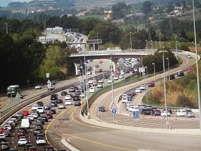 L'AP-7 col·lapsa a Catalunya: benvinguts a l'autopista de les obres, els accidents i els embussos