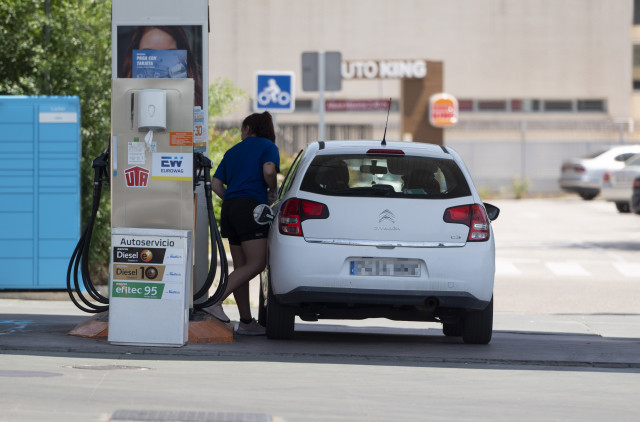 Facua denuncia una pujada de fins a 79 cèntims als carburants i demana la fixació de preus màxims